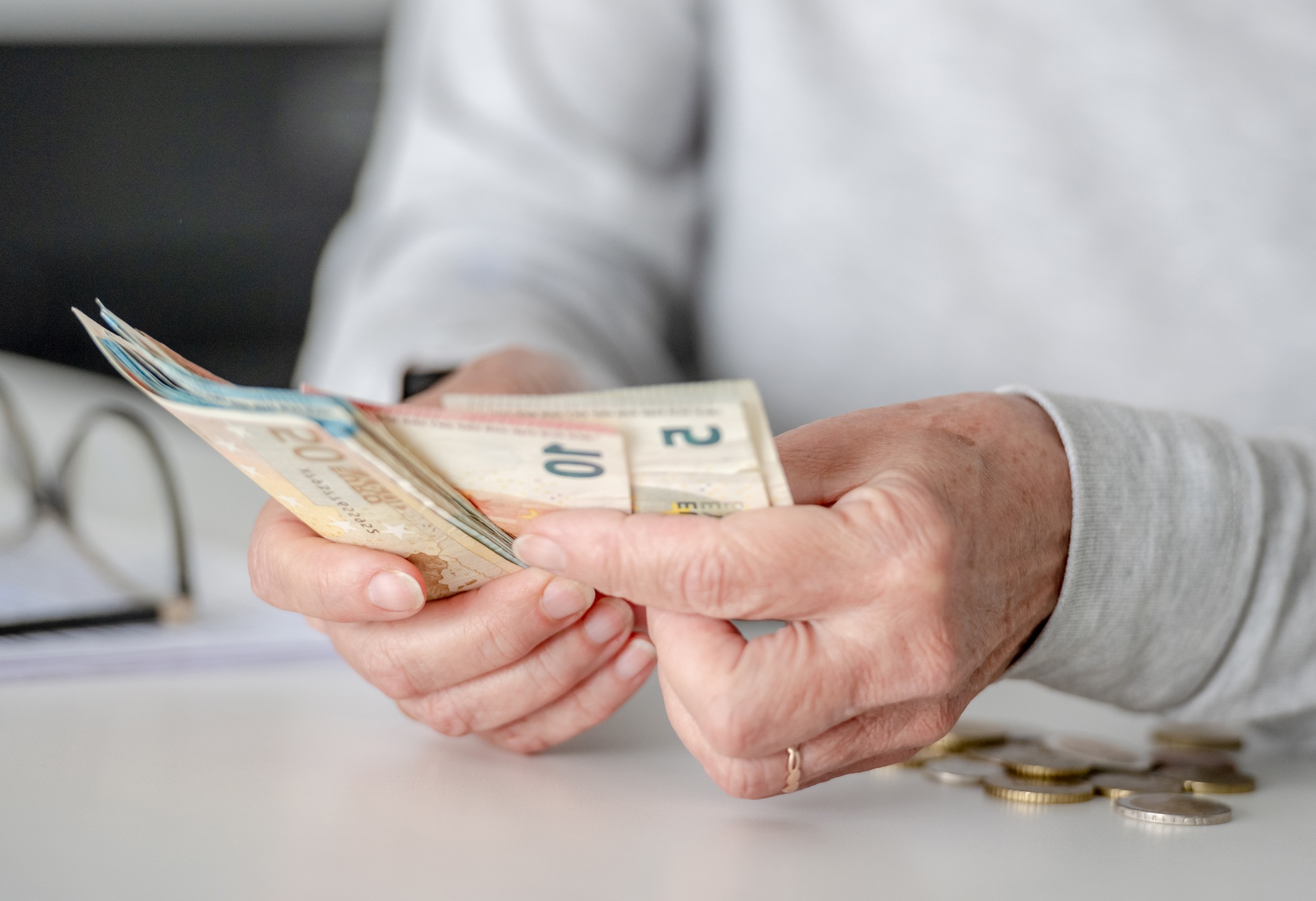 Jusqu’à 1955 € par mois après 60 ans : la méthode pour obtenir cette